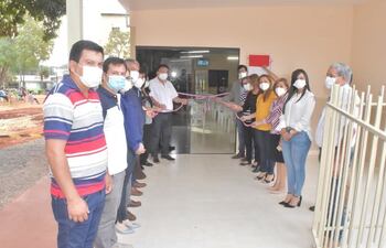 El intendente Luciano Cañete(ANR), acompañado de miembros del Consejo de Salud, el Director del Hospital, Dr. Alcides Ochoa e invitados especiales