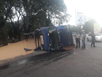 El camión quedó volcado y la carga de maíz esparcida al costado de la ruta PY02, a un kilómetro del puente de la Amistad.