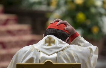 El tribunal del Estado de Ciudad del Vaticano comenzó hoy la primera audiencia del proceso que sienta en el banquillo por primera vez a un cardenal, el exprefecto de la Congregación para las Causas de los Santos Angelo Becciu