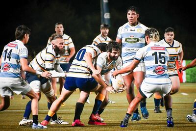 Intensa disputa por la ovalada en el encuentro entre Jabalíes y San José, correspondiente a la novena fecha del torneo Apertura de la URP.