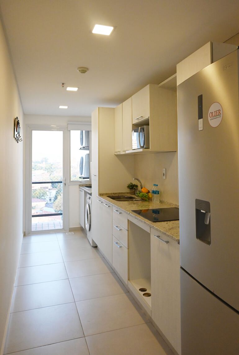 La cocina y el lavadero montados en el departamento modelo de Habitalis Sajonia.