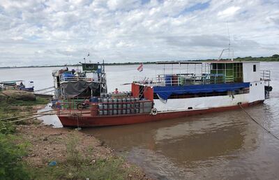 Una de las embarcaciones de carga que reanudó sus servicios por el río Paraguay.