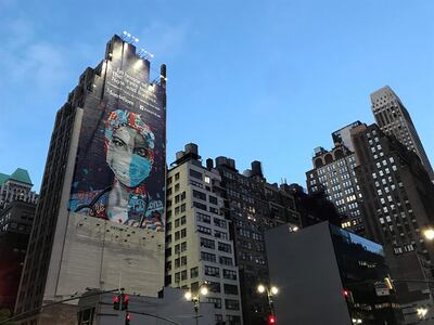 Un mural del artista Tristan Eaton dedicado "En honor a las valientes enfermeras. Ahora y siempre" es visto en un edificio este martes en el centro de Nueva York.