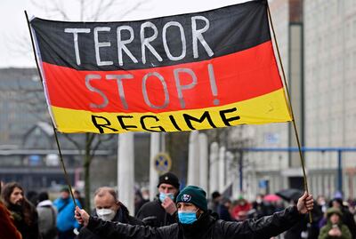 Manifestantes antivacunas protestan en Berlín, Alemania.