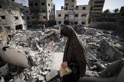 Una mujer en los escombros de una casa en la Ciudad de Gaza, este lunes.