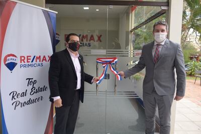 Inauguración de la nueva oficina de RE/MAX en la ciudad de Lambaré a cargo de Julio Duarte y César Cáceres.