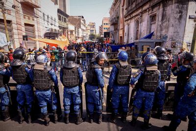 Integrantes de fuerzas de seguridad vigilan a campesinos miembros de la Coordinadora Intersectorial, mientras llegan para unirse a una protesta en Asunción (Paraguay). Campesinos se concentran en el centro de Asunción para denunciar el incumplimiento por parte del Gobierno de los acuerdos alcanzados en marzo pasado. EFE/Nathalia Aguilar