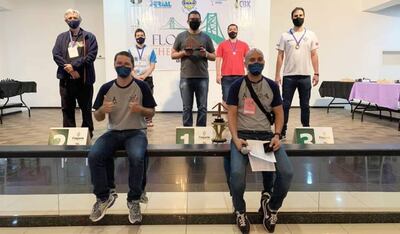El GM Neuris Delgado, en el centro de la foto, sigue liderando en el torneo de Florianópolis.