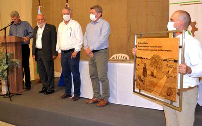 Dr. Albrecht Glatzle (con saco) recibiendo un homenaje por las cooperativas del Chaco Central, la semana última.