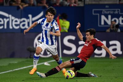 El japonés Takefusa Kubo supera la marca de Manu Sánchez, defensor del Osasuna, durante el partido que Real Sociedad ganó ayer 2-0. El futbolista asiático marcó el segundo tanto.