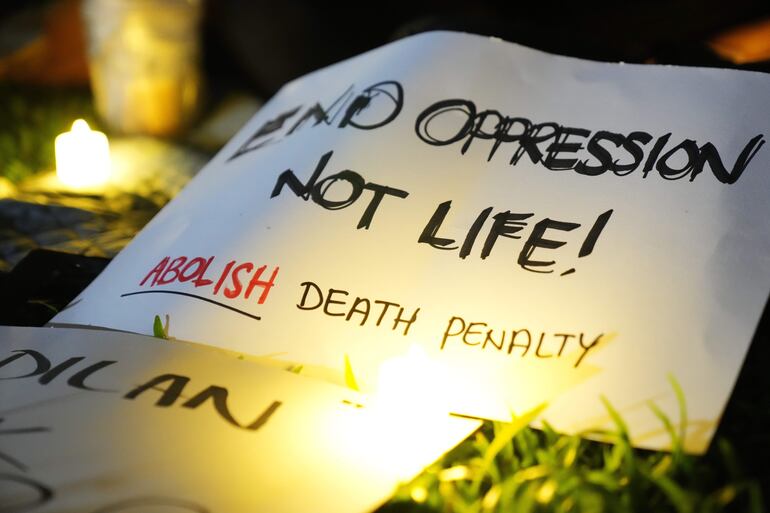 Carteles protestando la pena de muerte a Nagaenthran K. Dharmalingam en Singapur, el pasado lunes.