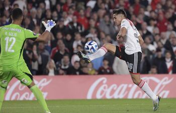 Pablo Solari (d) de River patea para anotar un gol, en el partido de la fase de grupos de la Copa Libertadores entre River Plate y Sporting Cristal en el estadio Más Monumental en Buenos Aires (Argentina). EFE/ Juan Ignacio Roncoroni