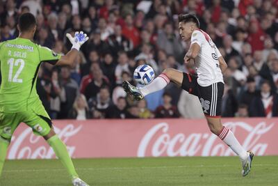 Pablo Solari (d) de River patea para anotar un gol, en el partido de la fase de grupos de la Copa Libertadores entre River Plate y Sporting Cristal en el estadio Más Monumental en Buenos Aires (Argentina). EFE/ Juan Ignacio Roncoroni