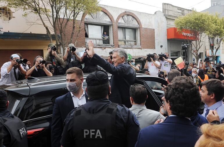 El expresidente argentino Mauricio Macri se despide al salir de juzgado donde declaró hoy, en Buenos Aires.