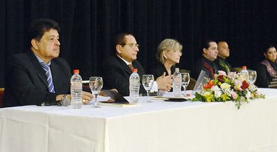 Rubén Rodríguez, Reinaldo Florentín y Ana Martini, durante el acto de lanzamiento del poemario.