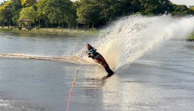 Constanza Codas Bedoya (15 años) es una de nuestras representantes en esquí náutico en la modalidad    slalom, aquí en un entrenamiento en el lago Ypacaraí.