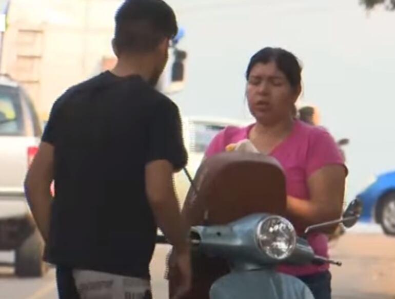 Hugo, junto a su madre, quien le dio la idea de vender sopa paraguaya y chipa guazú para recaudar fondos