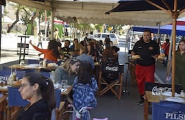Varias familias almorzaron hoy en la calle Palma de Asunción.
