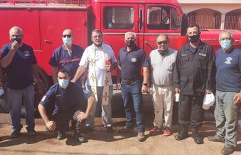 El benefactor, en compañía de los bomberos de Concepción y en el fondo "el abuelo".