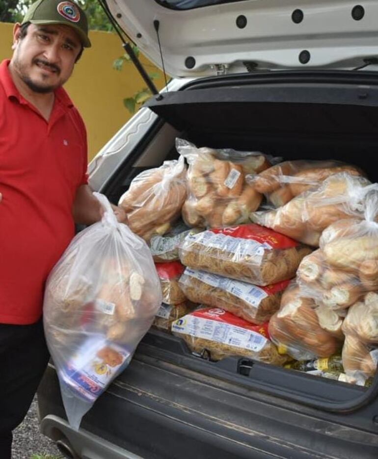 El intendente Gustavo Penayo(ANR) distribuye víveres afectados por el temporal