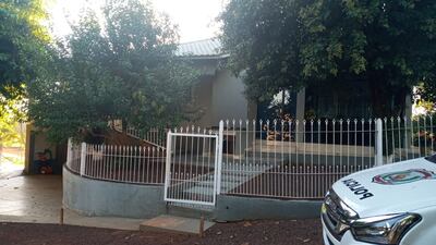 Los delincuentes forzaron la puerta para ingresar a la vivienda y sorprender a las víctimas.