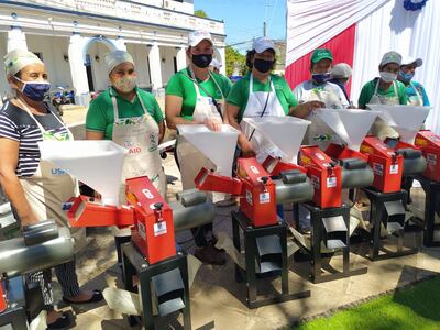 Las feriantes exhiben las forrajeras recibidas en donación.