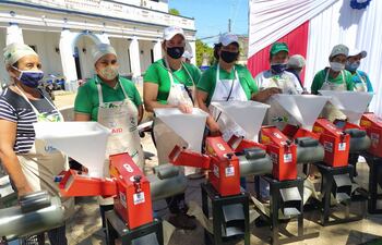 Las feriantes exhiben las forrajeras recibidas en donación.