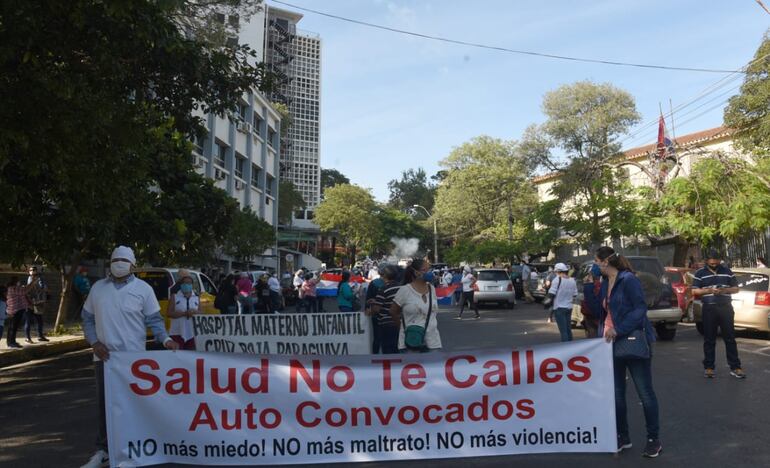 Personal sanitario se manifiesta frente al Ministerio de Salud, en protesta contra la precariedad en sus puestos de trabajo.