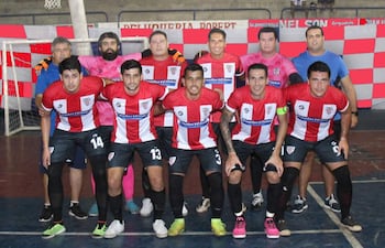 Dotación completa del campeón, la “Aso de Ex Alumnos del Colegio Dr. Juan Manuel Frutos”.