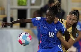 La jugadora francesa Ouleymata Sarr (i) cubre la posesión del balón ante la belga Amber Tysiak, durante el partido disputado ayer.
