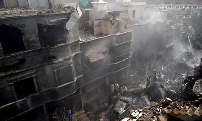 Un avión con 98 personas a bordo se precipitó sobre un barrio residencial en la ciudad pakistaní de Karachi.