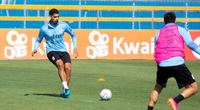 Fotografía cedida por la Asociación Uruguaya de Fútbol (AUF) que muestra al defensor uruguayo Ronald Araujo durante un entrenamiento en Brasilia (Brasil).