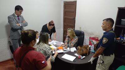Momentos en que las fiscalas Gladys González y Laura Ávalos exigen los documentos a la propietaria del local, Ruti Vera. Observa el director jurídico de la Superintendencia de Salud, doctor Freddy López.