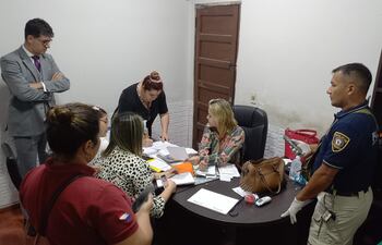 Momentos en que las fiscalas Gladys González y Laura Ávalos exigen los documentos a la propietaria del local, Ruti Vera. Observa el director jurídico de la Superintendencia de Salud, doctor Freddy López.