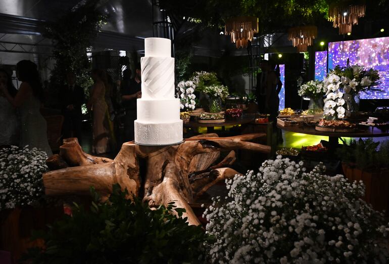 Hermosa decoración donde estuvo puesta la torta en la mesa de bombones y chocolates artesanales.