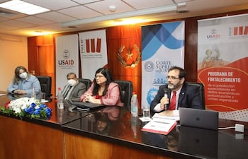 Adriana Casati, de USAID, los ministros de Corte Manuel Ramírez Candia y María Carolina Llanes, y el presidente de INECIP Roque Orrego, durante la presentación del Programa de fortalecimiento de lucha contra el crimen organizado.