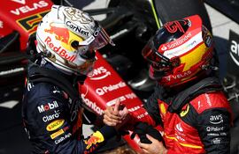 El saludo entre el ganador del Gran Premio de Canadá, el neerlandés Max Verstappen (i) y su escolta, el español de Ferrari, Carlos Sainz.