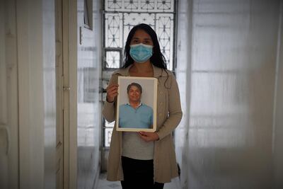 Jacqueline Minaya posa con una foto de su padre, Juan Minaya Bonilla, un microempresario de 65 años que permaneció 22 días en la clínica Jesús del Norte hasta su fallecimiento por COVID-19 el 30 de junio de 2020, en Lima (Perú).