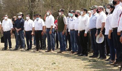 Mario Abdo Benítez (con chaleco verde), acompañado de titulares del Legislativo, de la Corte y otras autoridades, ayer en Curupayty.