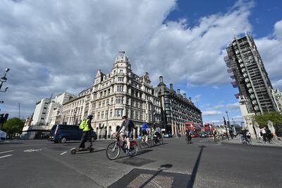 Varias personas recorren Parliament Square, en el centro de Londres.