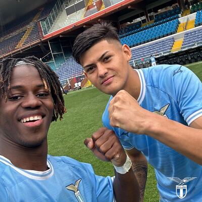 Diego González festeja el título con un compañero de equipo.