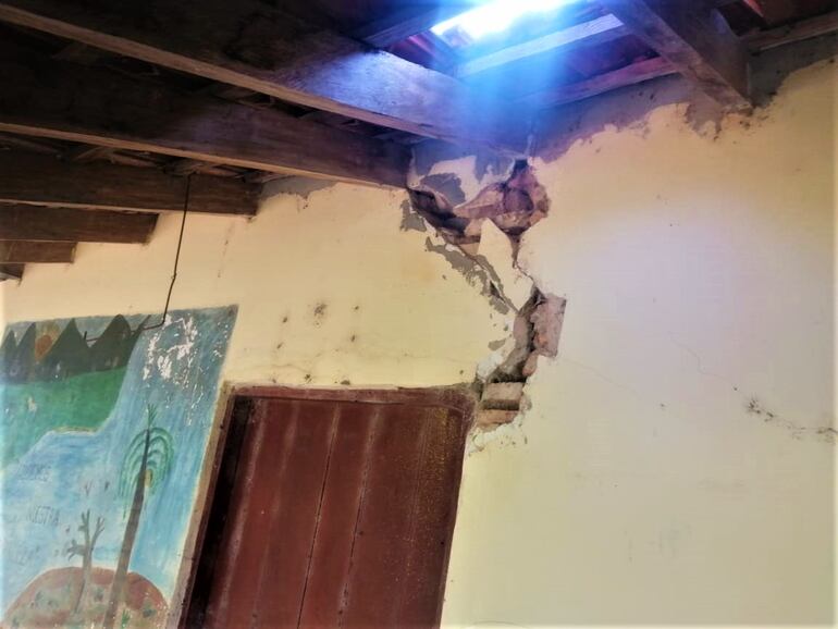 Con las paredes resquebrajadas, techos con goteras alumnos y docentes inician las clases en la escuela San Antonio.