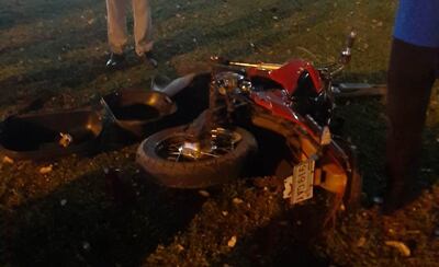 La motocicleta del accidentado quedó destrozada.