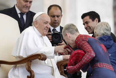 El Papa Francisco saluda a una persona disfrazada de Spiderman, durante su audiencia general semanal en la Plaza de San Pedro, en la Ciudad del Vaticano.