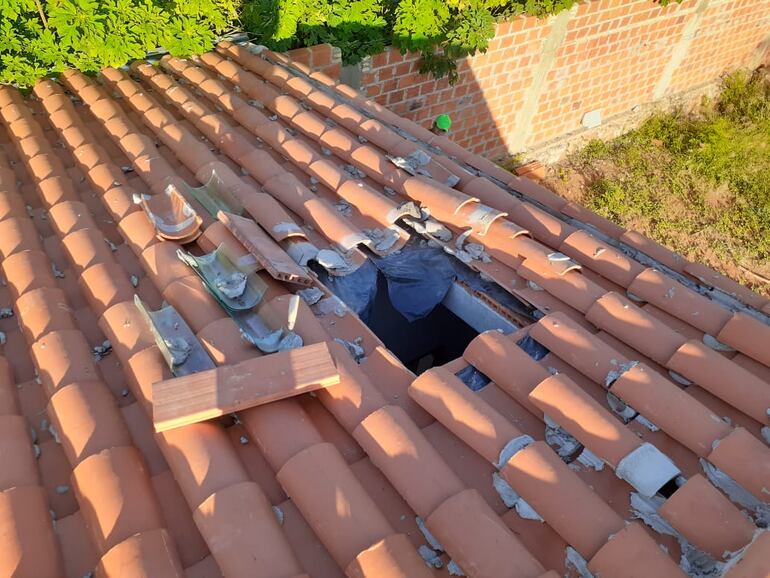 Así los malvivientes destecharon la propiedad para ingresar y robar