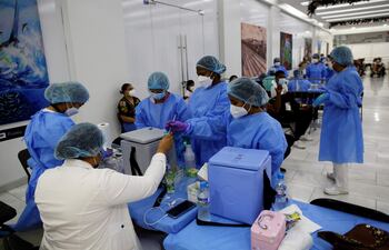 Personal de salud trabaja durante una jornada de vacunación contra la covid-19, en el centro comercial Albrook Mall de Ciudad de Panamá (Panamá).