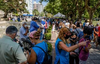 Argentina comenzó a aplicar una nueva estrategia de vigilancia para la covid-19, en un escenario de bajada sostenida en el número de contagios y de los fallecimientos.