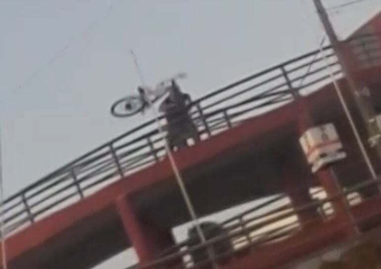 Captura de pantalla del video cuando se ve que la bicicleta es arrojada.