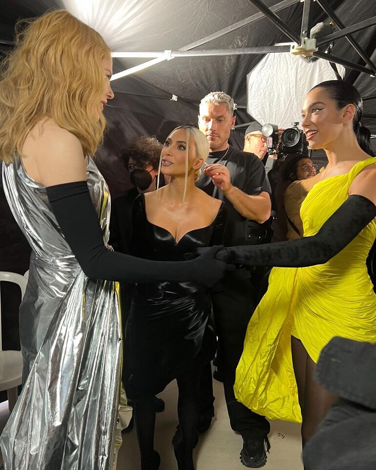 Nicole Kidman, Kim Kardashian y Dua Lipa, en el backstage del desfile de Balenciaga. (Instagram/Nicole Kidman)
