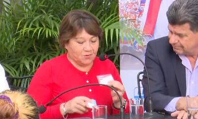 Apolonia González exhibe su carnet del Partido Colorado anunciando que se alejan de los candidatos de la ANR por sentirse abandonadas.